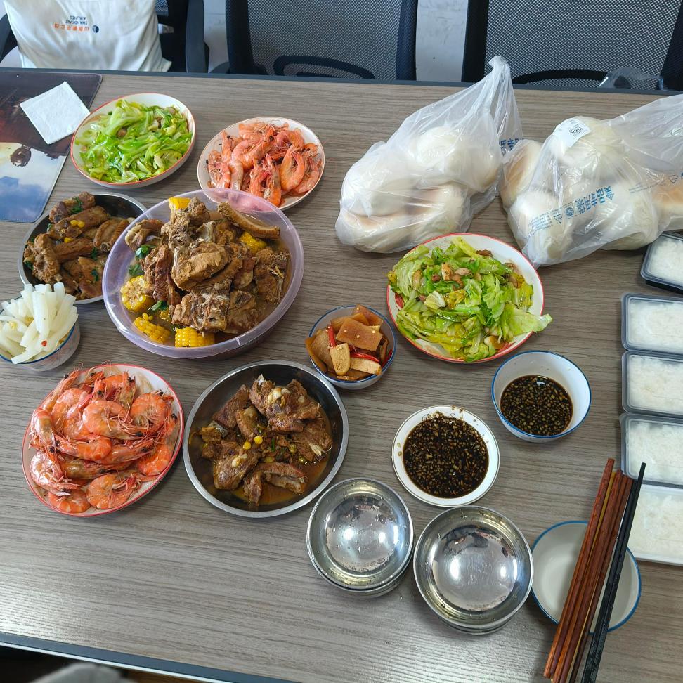 முதலாளிகள் அனைவருக்கும் மதிய உணவை சமைப்பார்கள்!